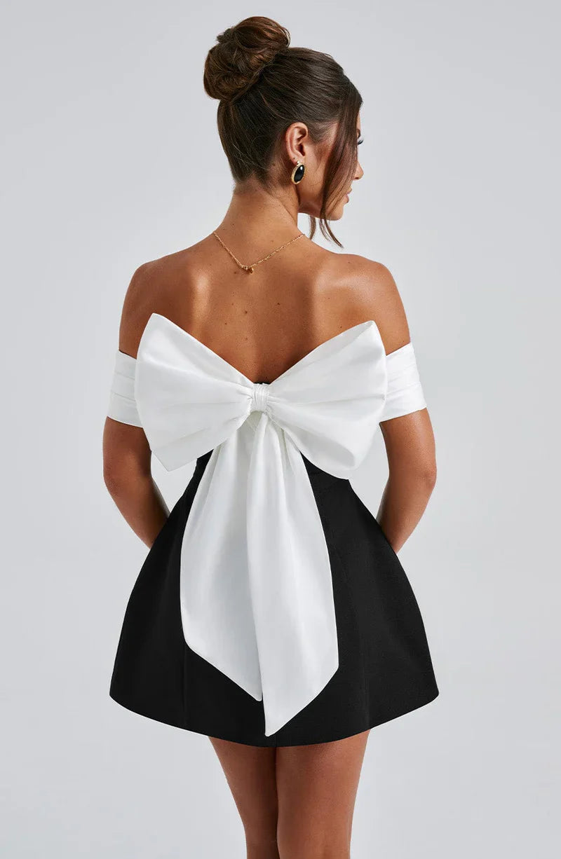 Chic off-shoulder minikjole med sløjfedetalje